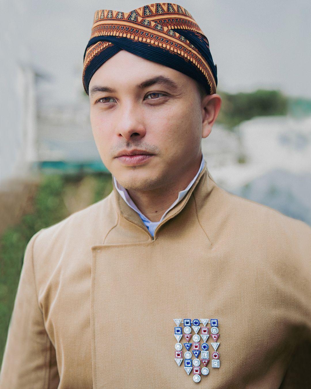 Nicholas Saputra mengenakan The Medallion di HUT RI Ke-78 di Istana Negara