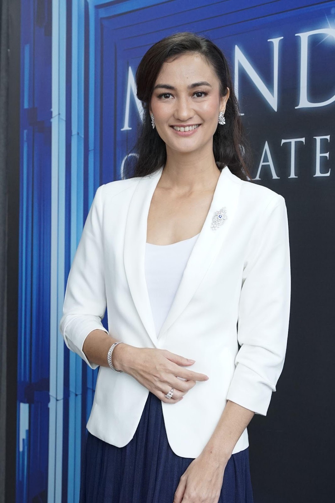 Aktris Atiqah Hasiholan Memakai Brooch MONDIAL dari Baroque Collection