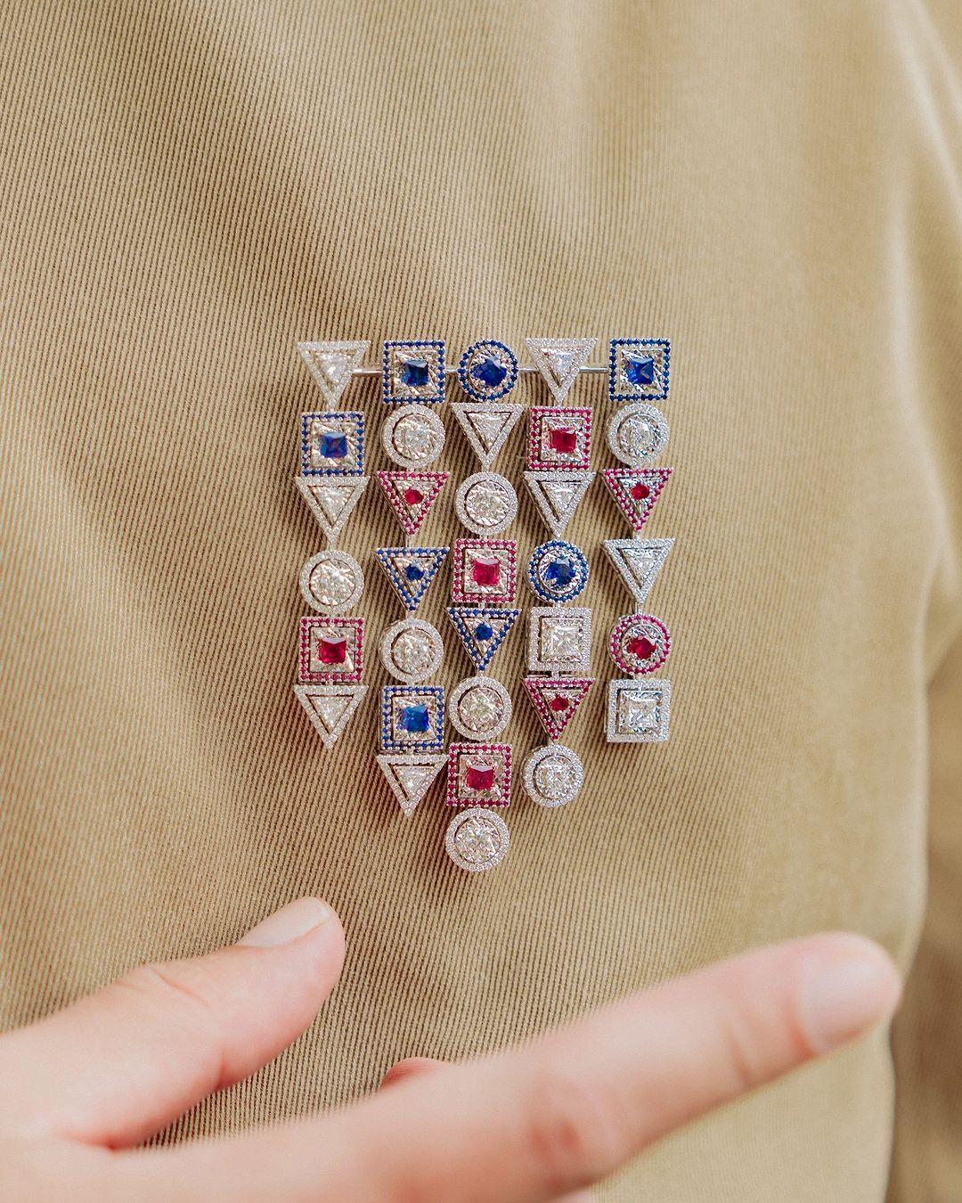 Brooch The Medallion, Hasil Kolaborasi Nicholas Saputra dan MONDIAL
