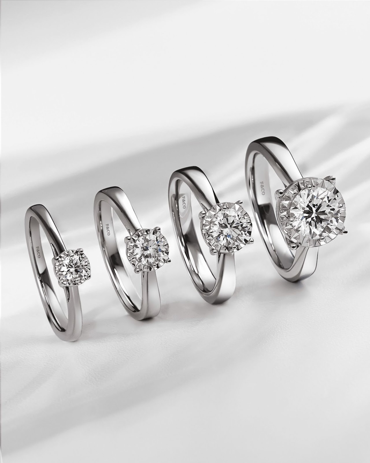 Cincin Frank Fire memancarkan janji cinta abadi dengan kilauan alami berlian murni.