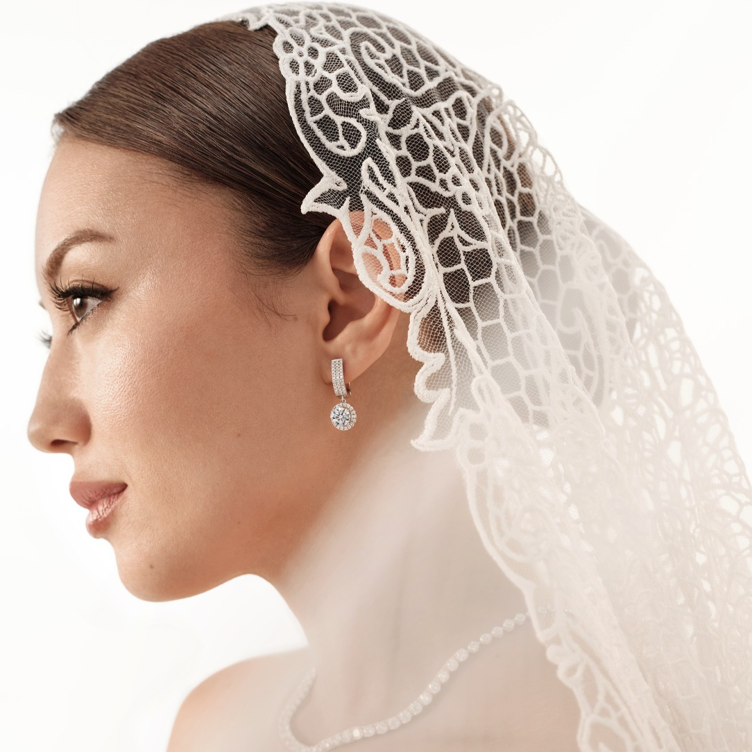 Sempurnakan Bridal Look dengan Kilau Diamond Earrings yang Tak Terlupakan