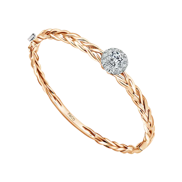 Aksen Berlian Solitaire pada Carisse Woven Antler Solitaire Bangle dengan Detail Woven yang Unik