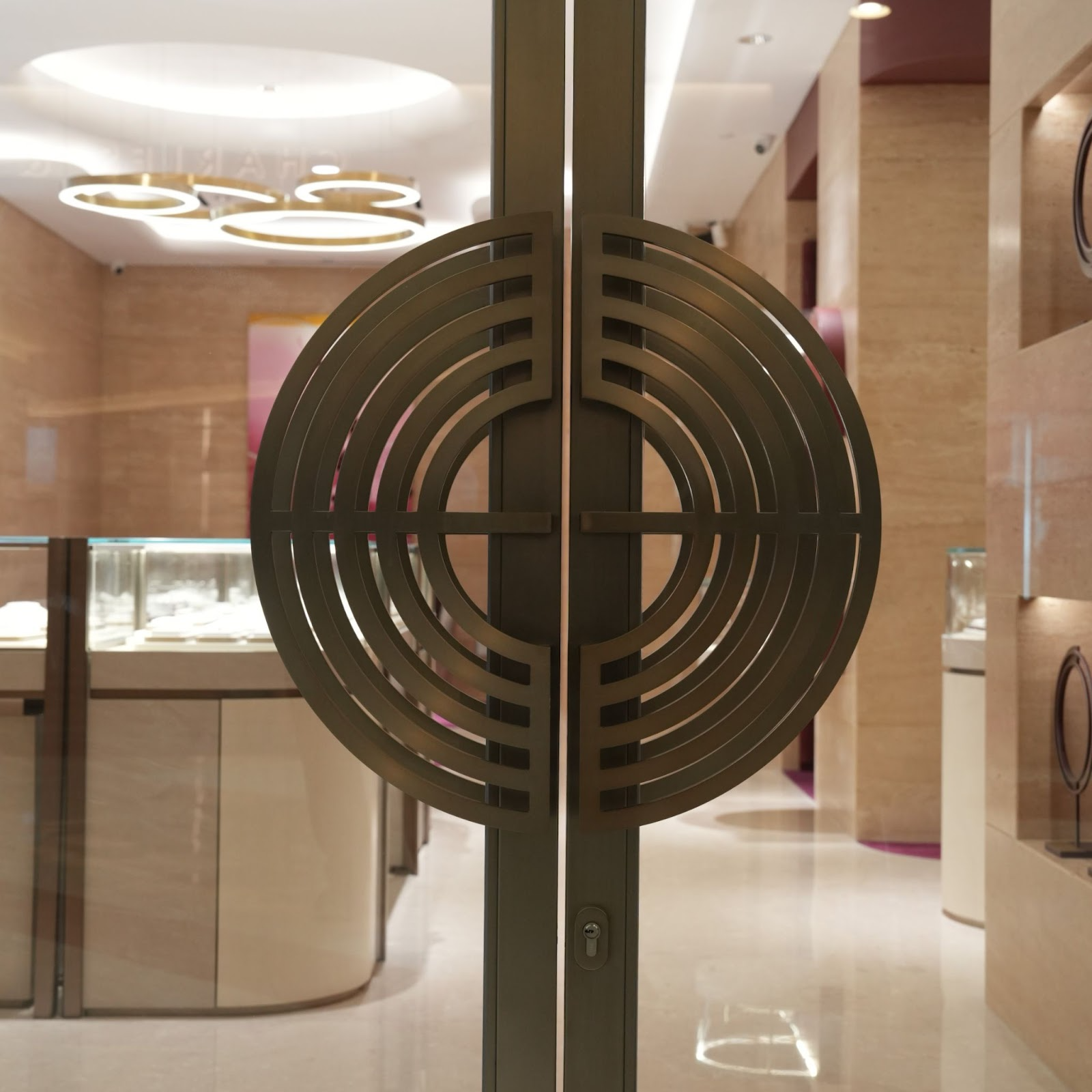 Gagang Pintu Logam Premium dengan Pola Concentric Shape yang Artistik