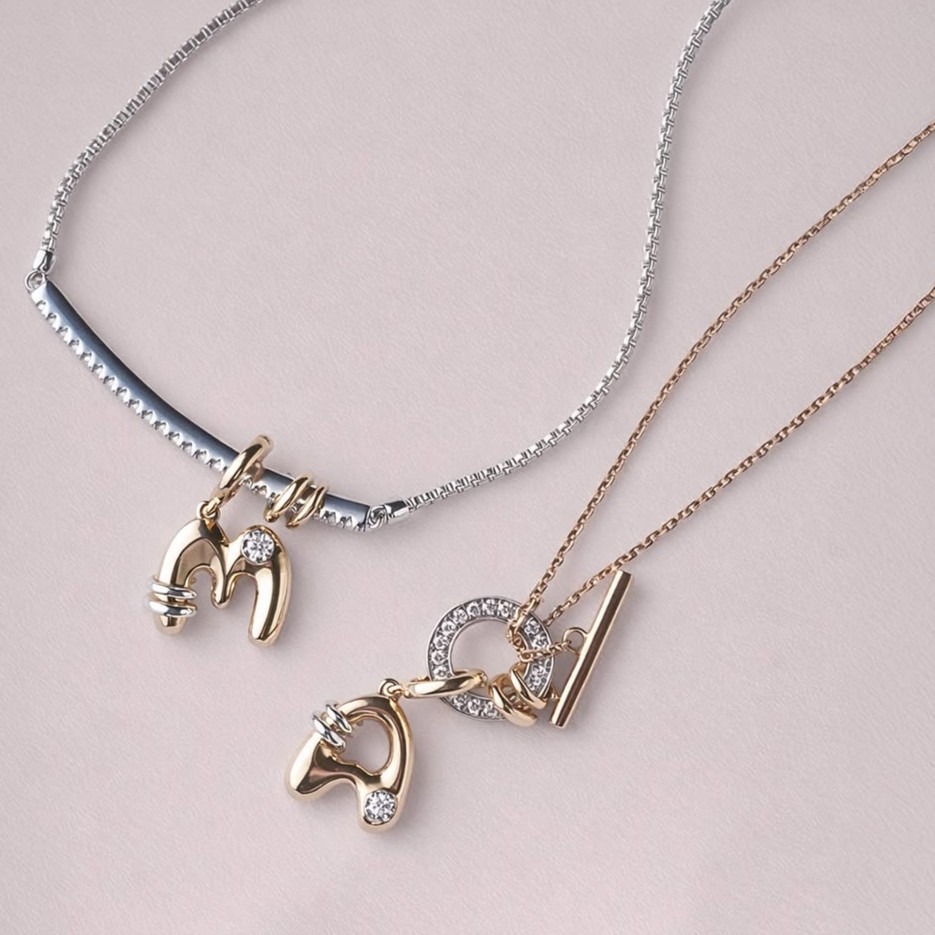Liontin Inisial dari Frank & co. dengan Desain Elegan Memiliki Sentuhan Personal