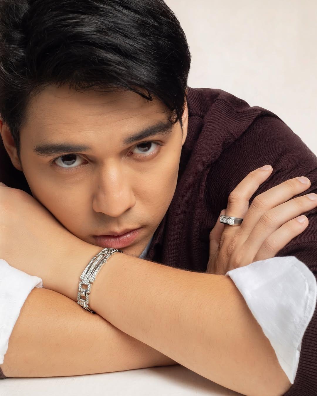 Cincin dan Gelang Emas Putih Berhiaskan Berlian, Desain Maskulin dan Elegan