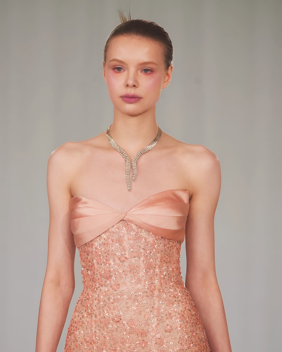 Kalung Wanita Frank & co. x Monica Ivena dalam Spectrum Runway