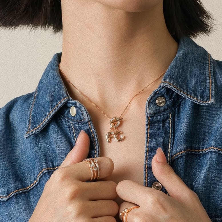 Liontin Inisial A sampai Z sebagai Personal Jewelry yang Bermakna