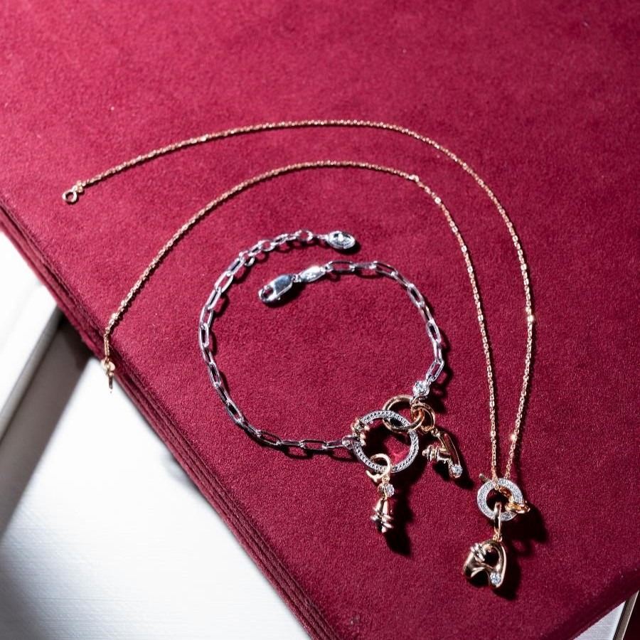 Perpaduan Initial Charm dan Gelang Sebagai Personal Jewellery Anda