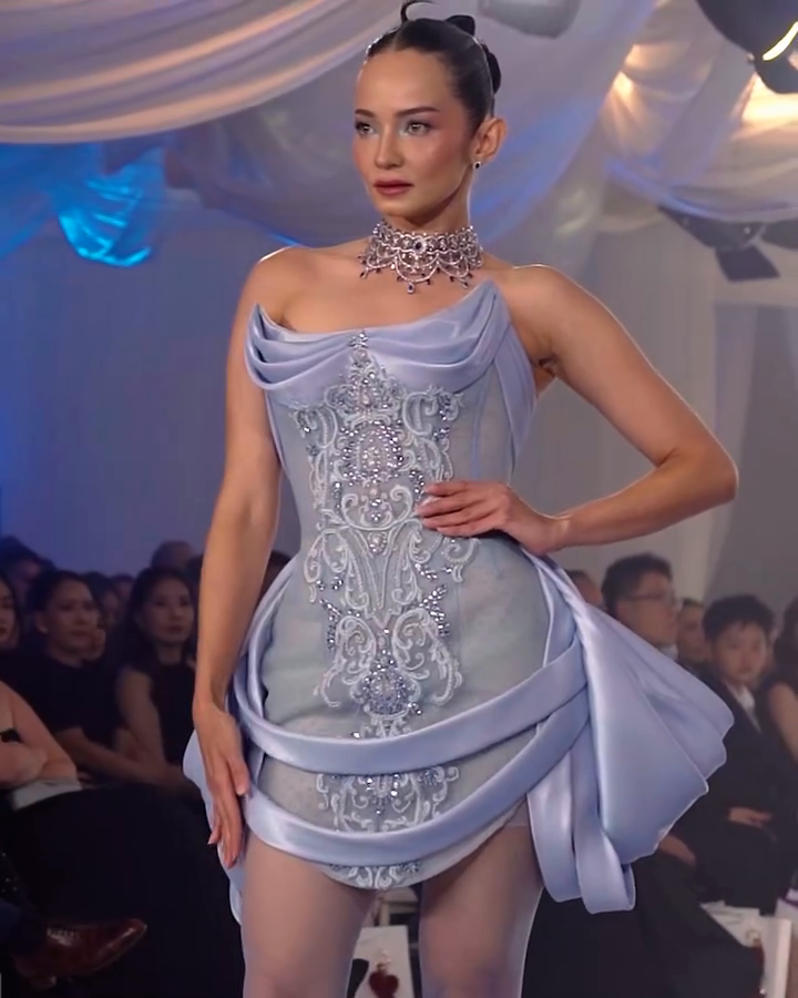Tampilan Seorang Enzy Storia di Malam Spectrum Runway Memperkenalkan Kalung Wanita Prismata Terbaru Love Poetry