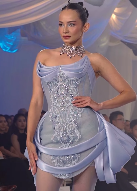 Enzy Storia Tampil Elegan dengan Perhiasan Wanita Frank & co. di Runway Monica Ivena