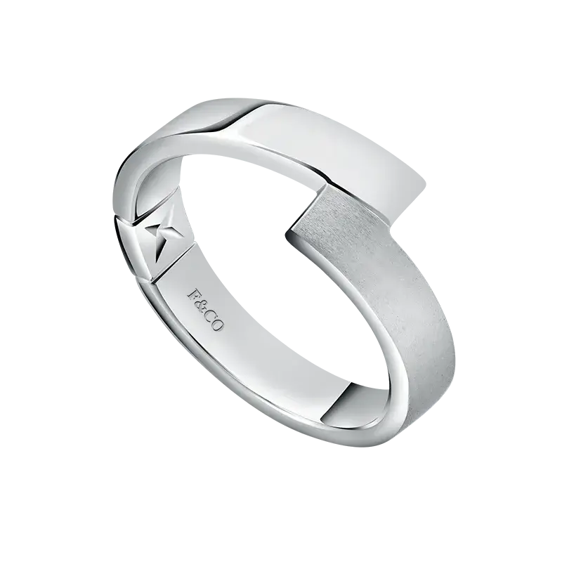 Love Poetry Diamond Couple Ring untuk Intimate Wedding dengan Desain Cincin Elegan dan Romantis