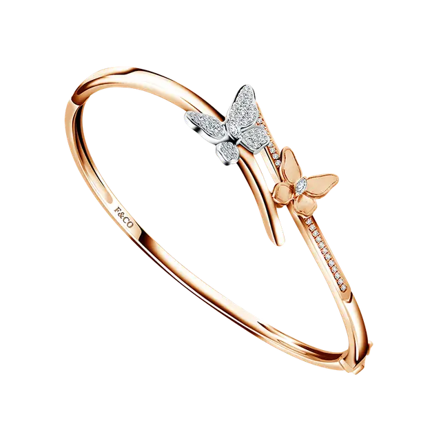 Sentuhan Butterfly pada Flutter Whimsy Bangle Menciptakan Kesan Feminin untuk Momen Pernikahan
