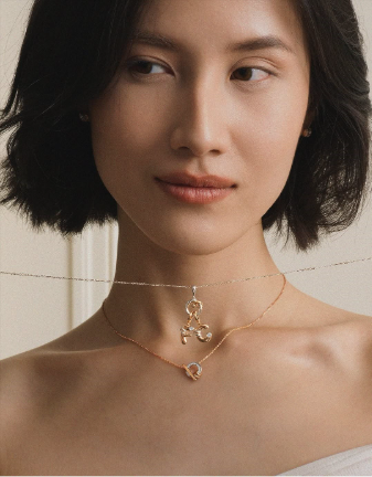 Liontin Inisial dari Frank & co., Sebagai Fashion Item Untuk Mengekspresikan Diri