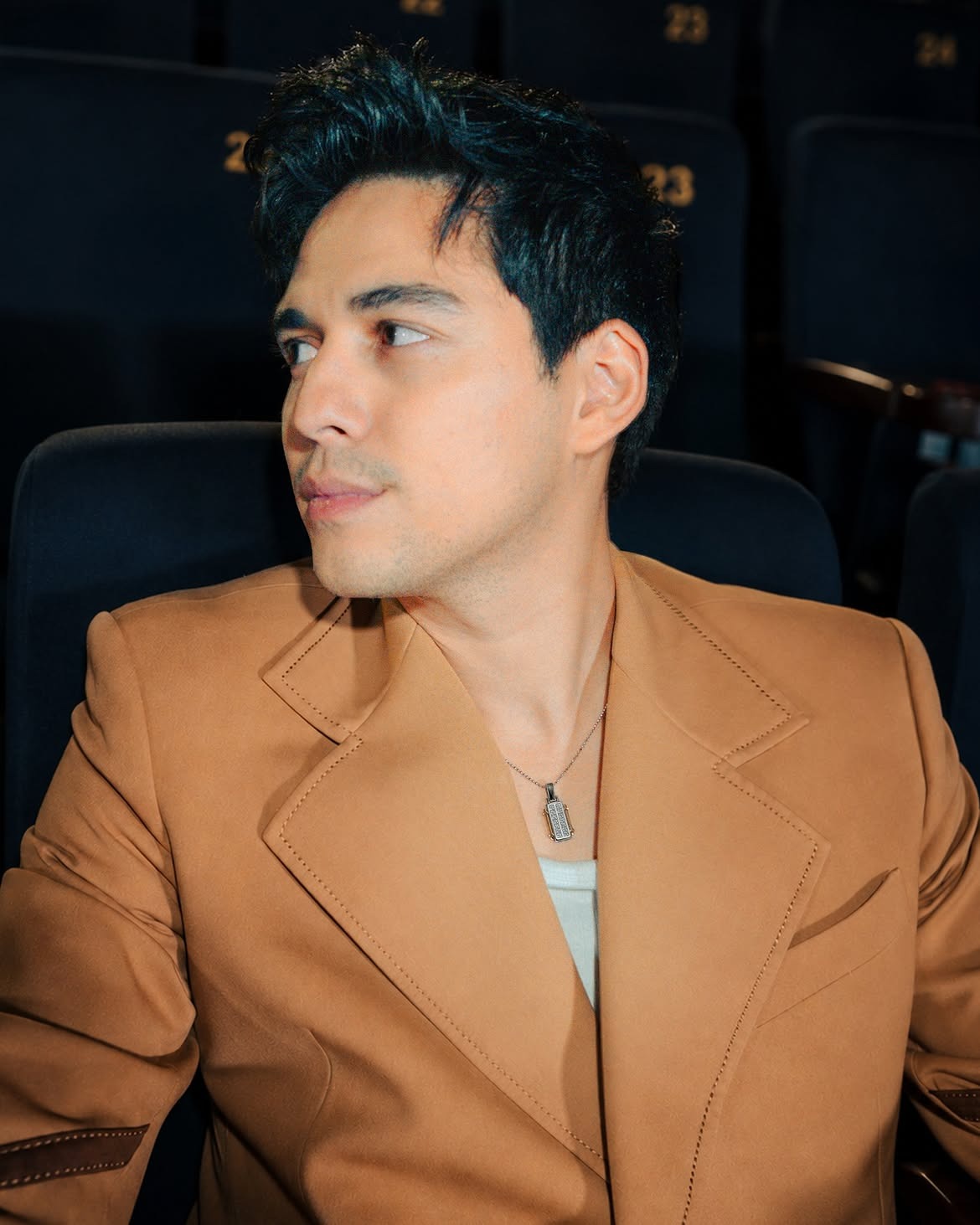 Maxime Bouttier Memakai Kalung Berlian Frank & co. dalam Tampilan Formal Modern