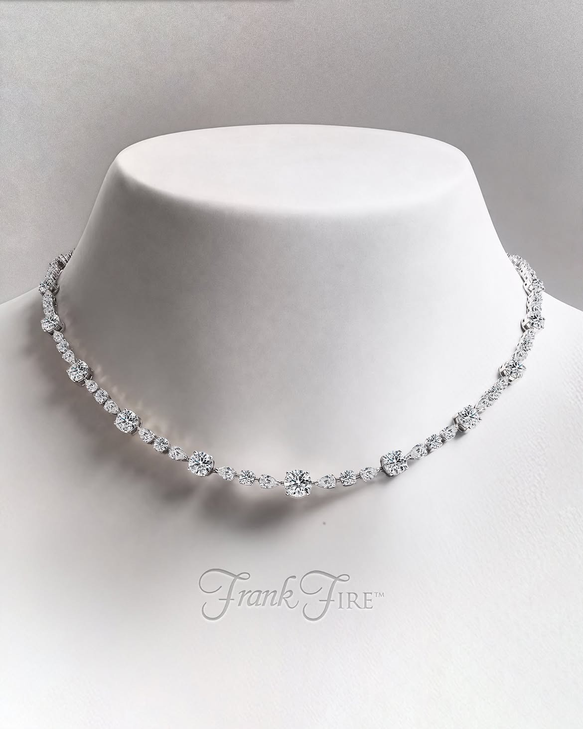 Diamond Necklace Frank Fire dengan Tiga Berlian Alami Sebagai Pusat Perhatiannya