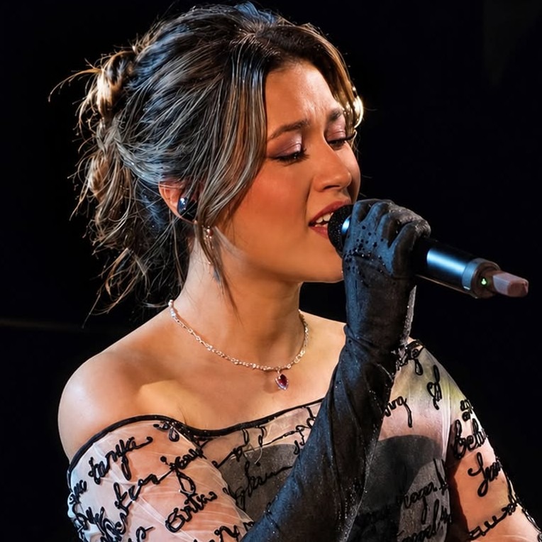 Raisa Tampil Memukau dalam Balutan Ruby and Diamond di Konsernya