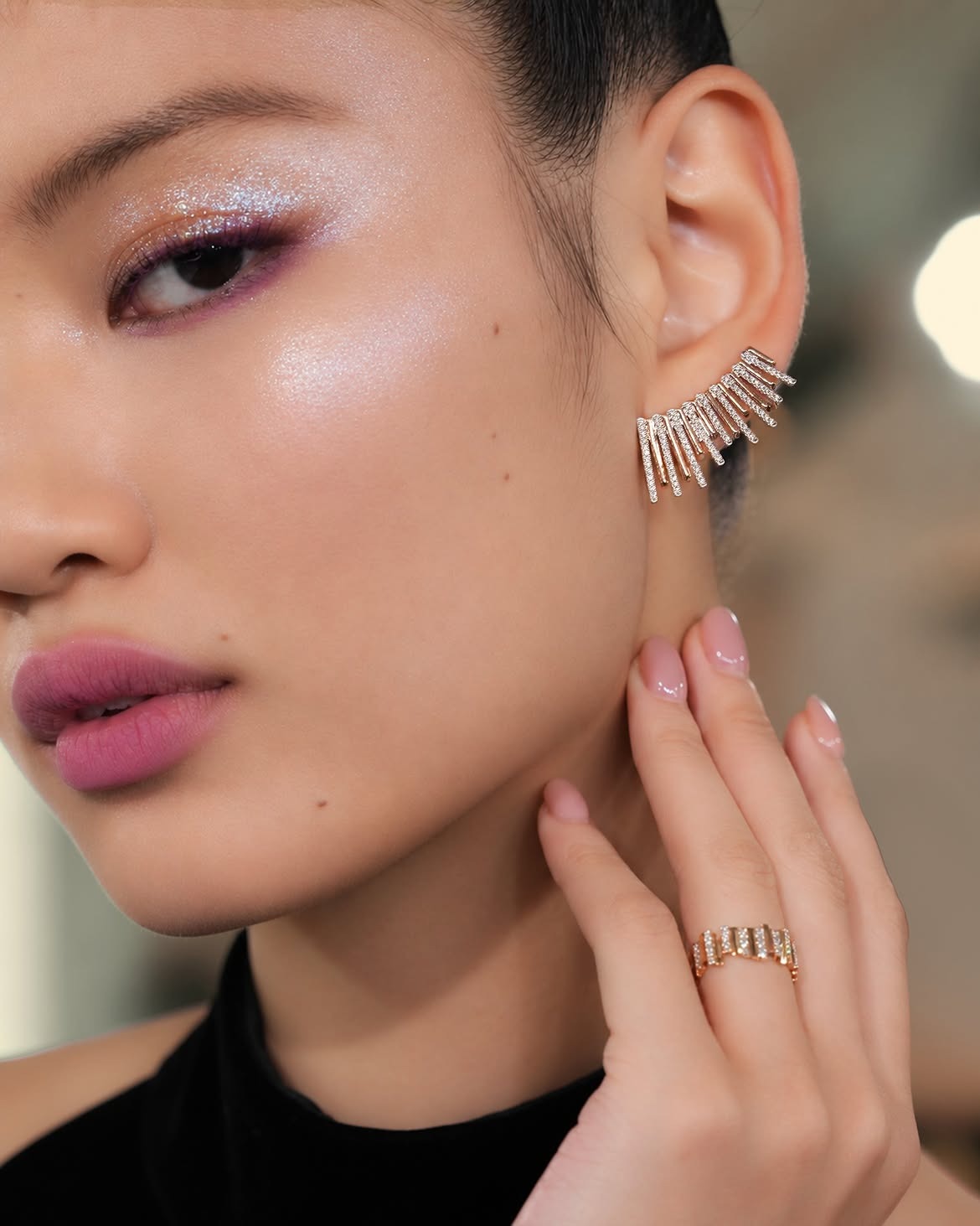 Love Poetry Earrings Melengkapi Penampilan di Spectrum Runway Monica Ivena