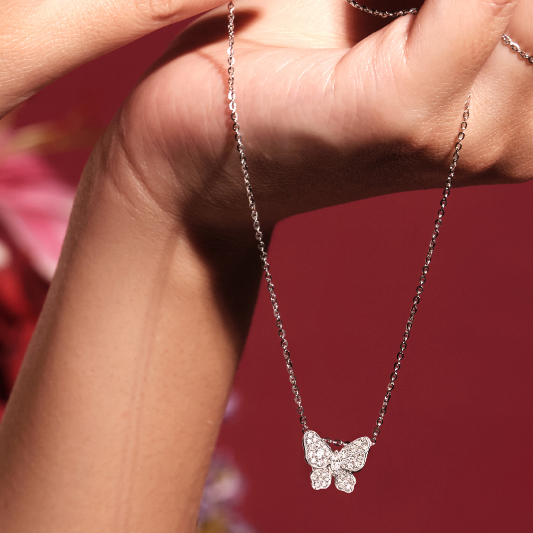 Kalung Emas Putih dengan Berlian Memiliki Kesan yang Elegan