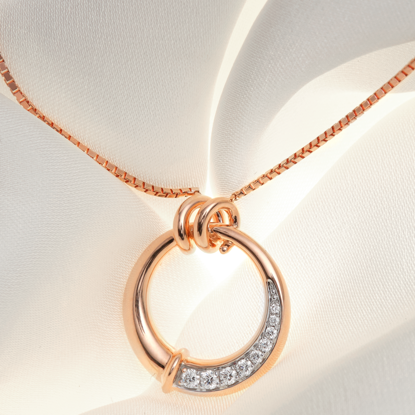 Makna Mendalam di Balik Desain Liontin Berlian See The Light dari Frank & co.