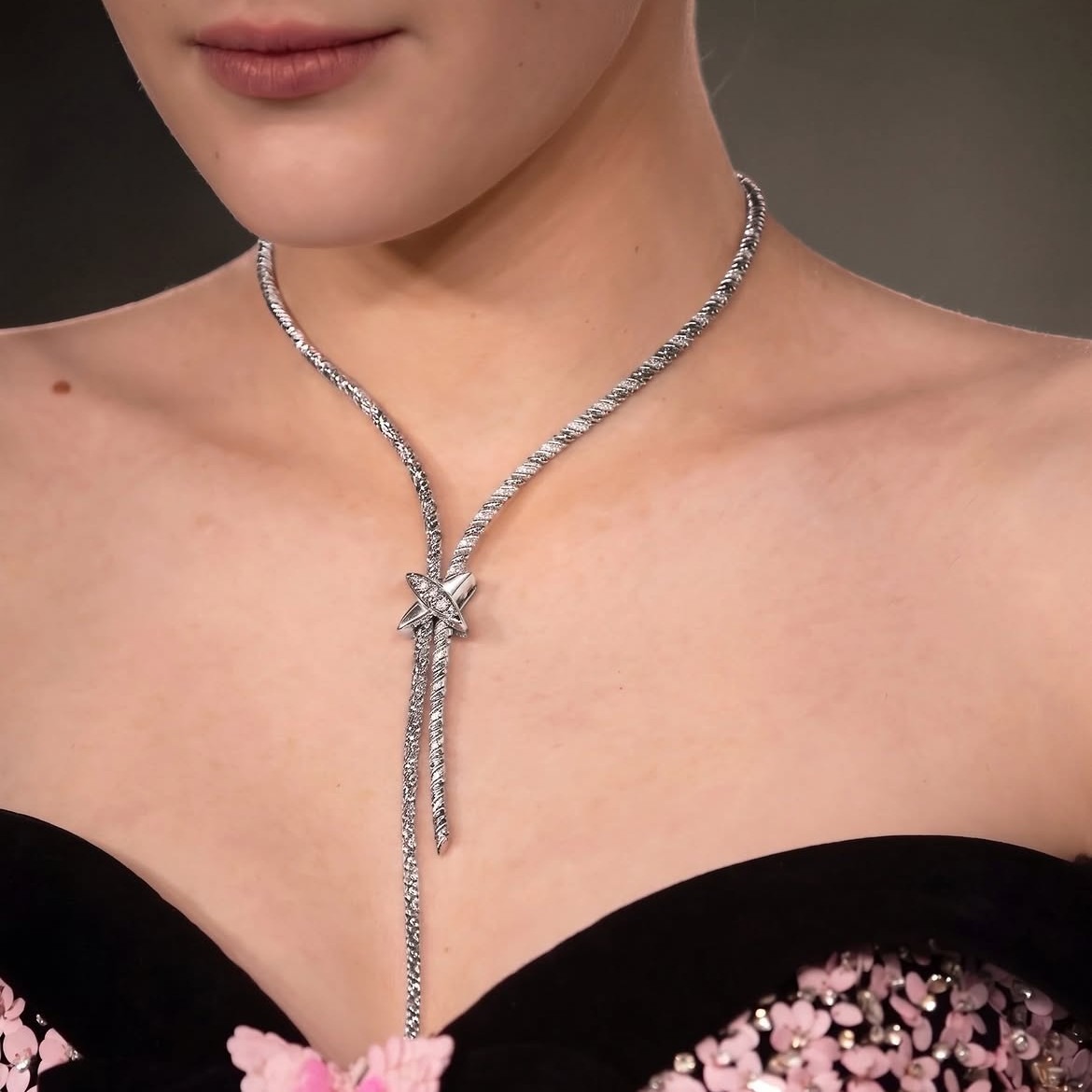Detail High Jewellery Diamond Necklace dengan Natural Diamond Frank & co.