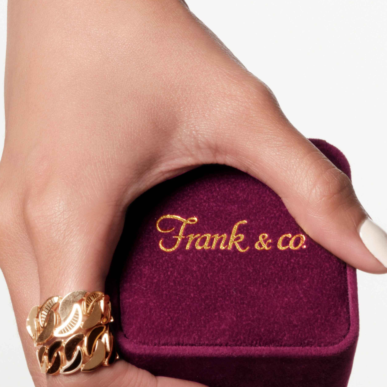 Panduan Memilih Perhiasan Berlian Elegan Sebagai Hadiah Untuk Istri Tercinta