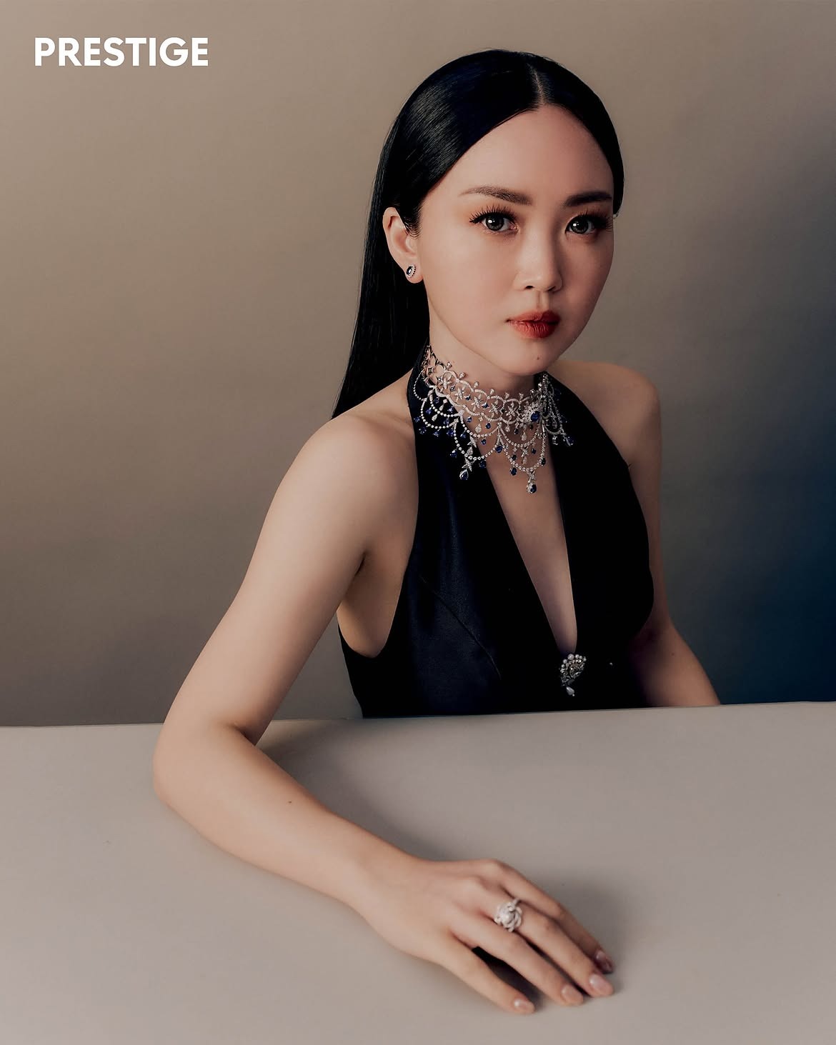 Natural Diamond dan Aksen Safir Biru pada Prismata Azura Necklace