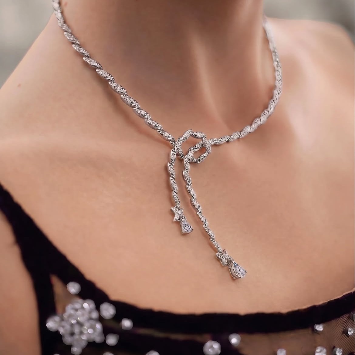 High Jewellery Diamond Necklace Love Poetry Reimagined yang Dikenakan Para Model