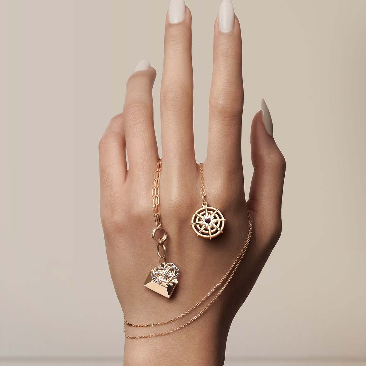 Liontin Emas 18K dengan Desain Cinta dari Frank & co.
