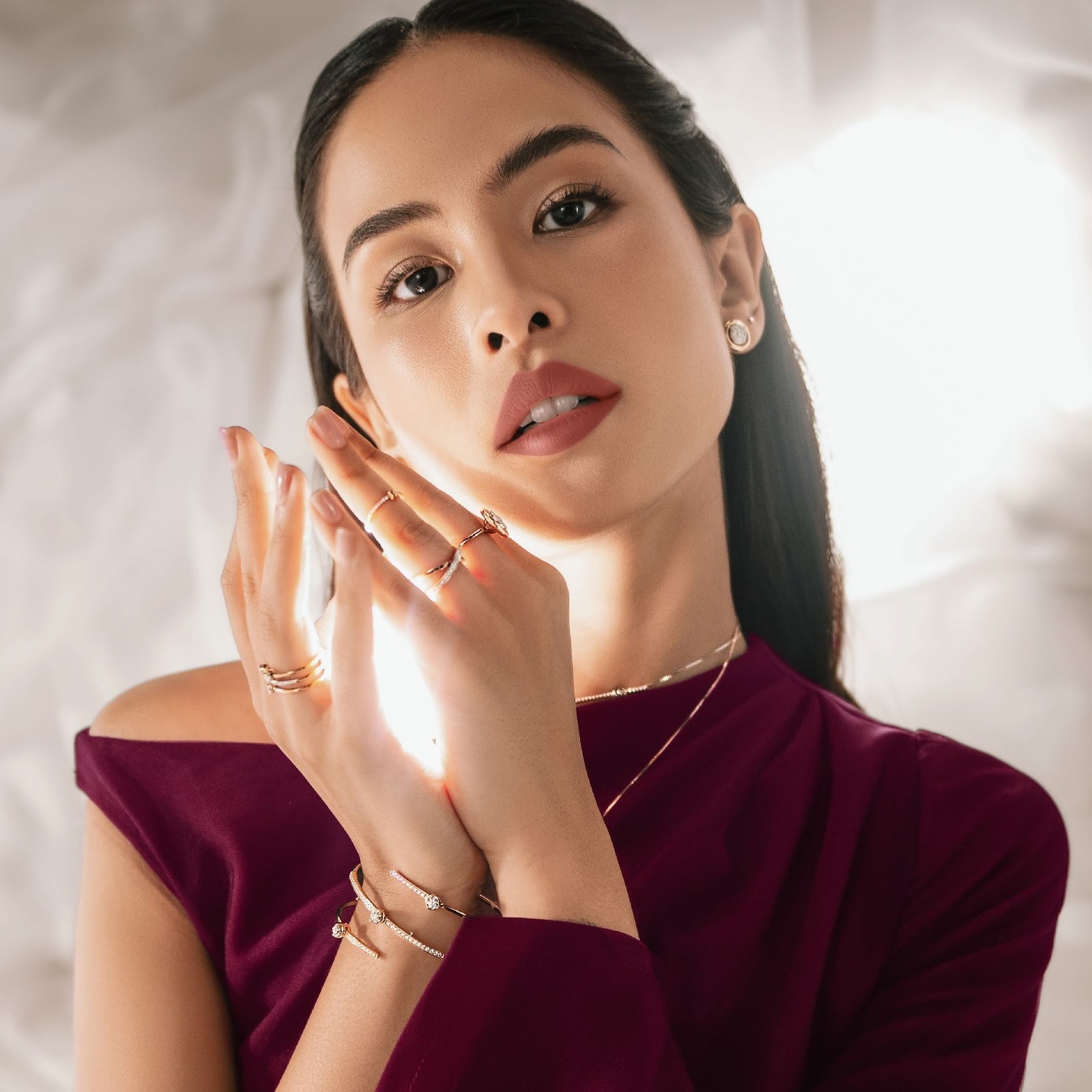 Gaya stylish mix and match bangle untuk tampilan elegan