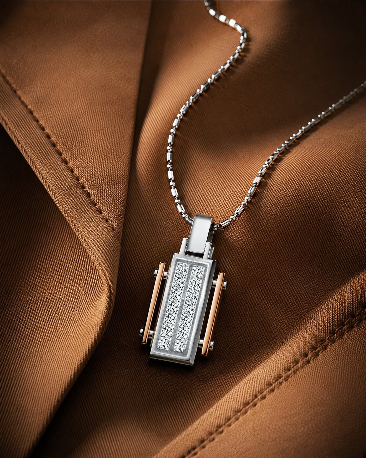 Kalung Berlian Pria Frank & co. Melengkapi Penampilan Maxime Bouttier