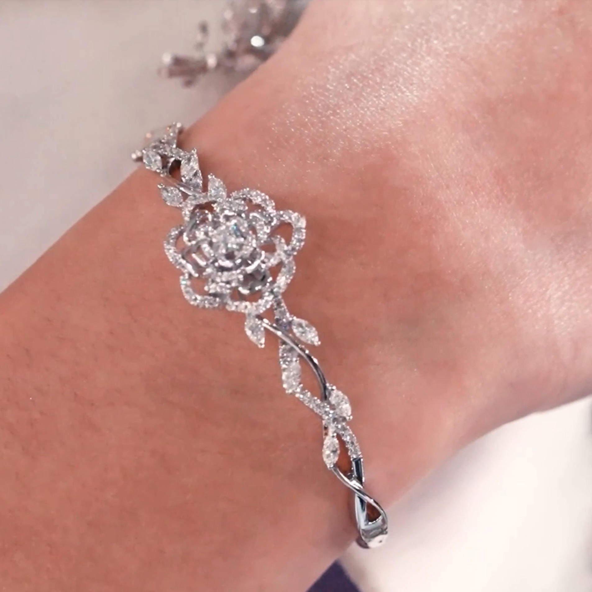 The Plena Bangle Frank & co. dengan Desain Kelopak Bunga dan Berlian