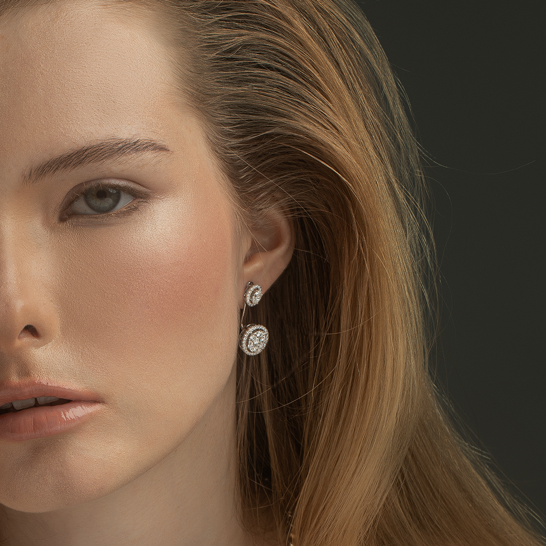 Anting Berlian Simple yang Menampilkan Keanggunan Minimalis