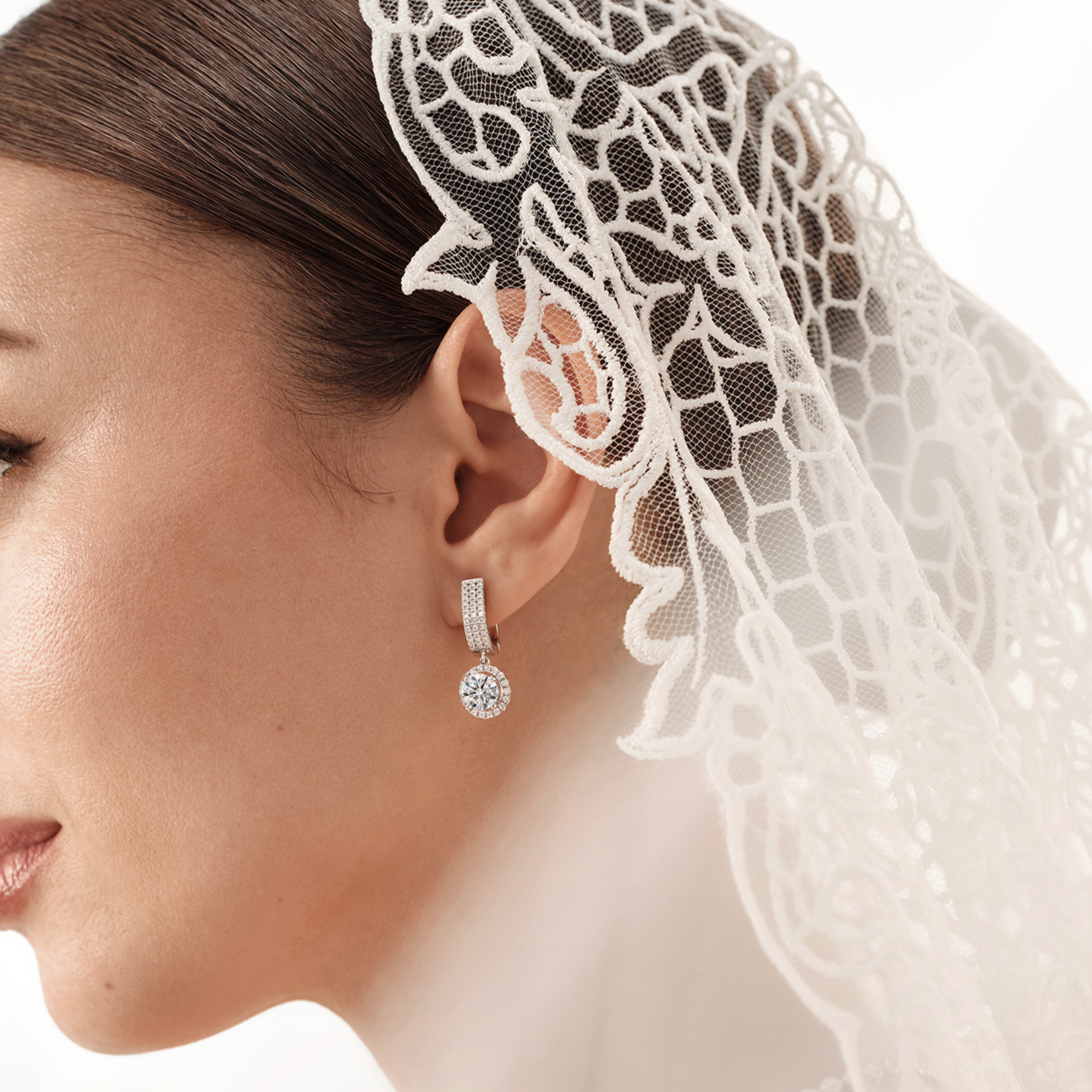 Keindahan Diamond Earrings yang Mewarnai Setiap Momen Spesial Anda