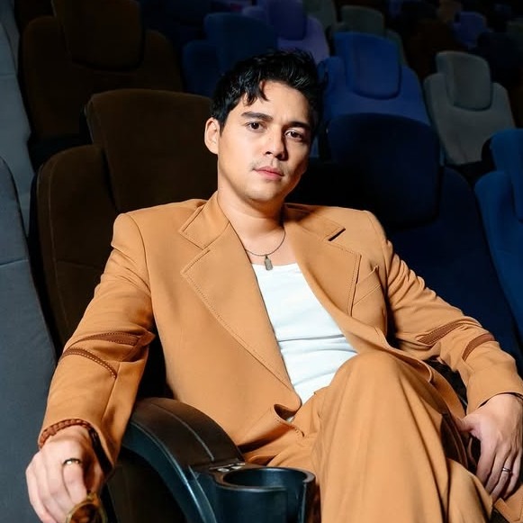 Gaya Elegan Maxime dengan Kalung Pria dari Frank & co.