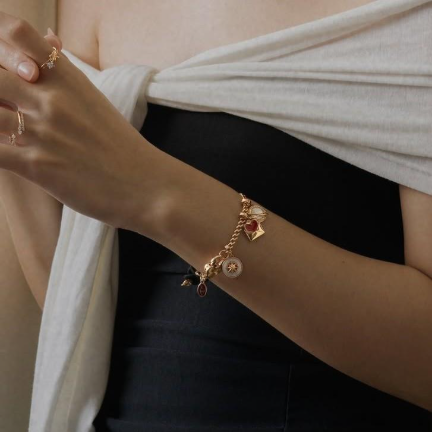 Pesona Gelang Wanita Dilengkapi Charms yang Makin Manis