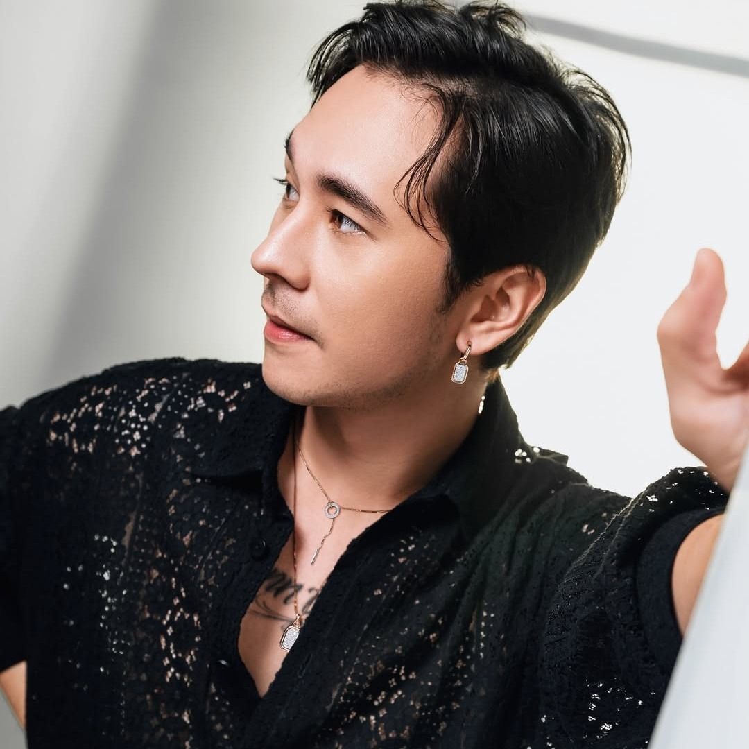 Gaya Jerome Kurnia Mengenakan Kalung Pria Frank & co.