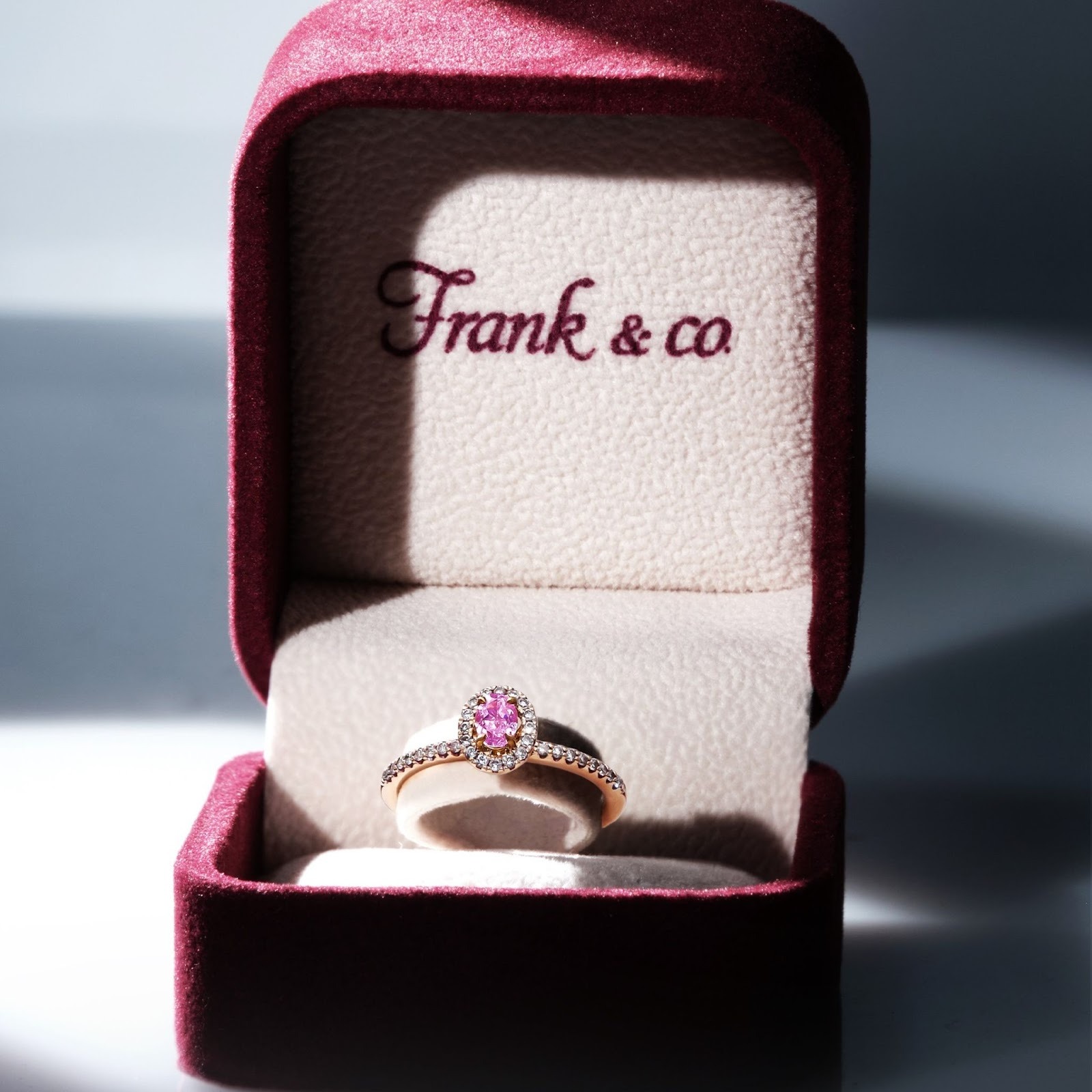 Pink Sapphire Untuk Trend Cincin Tunangan Terbaru dari Frank & co.
