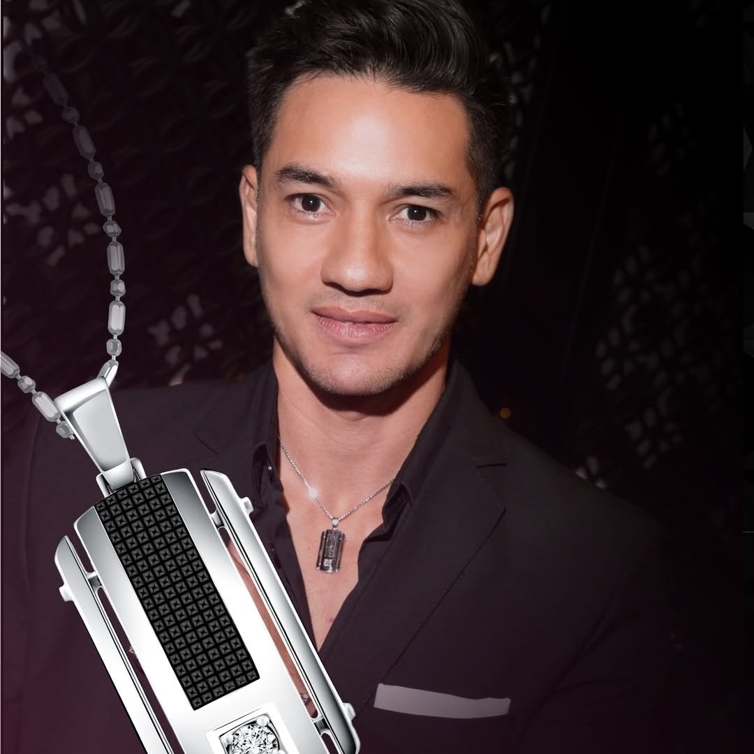 Pesona Andrew White dengan Kalung Pria Frank & co.