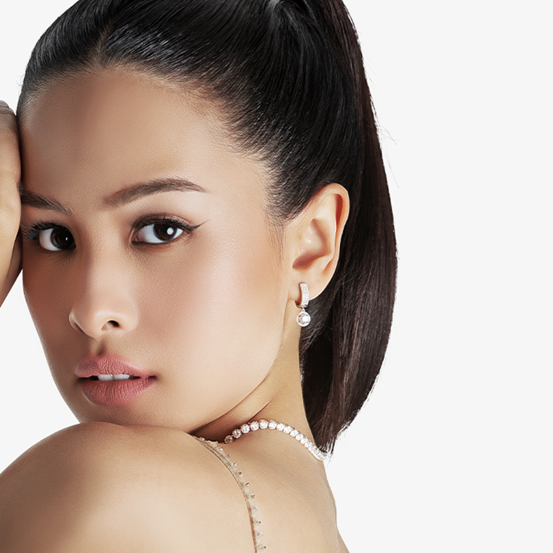 Anting-Anting Berlian Frank Fire untuk Tampil Elegan dan Stunning