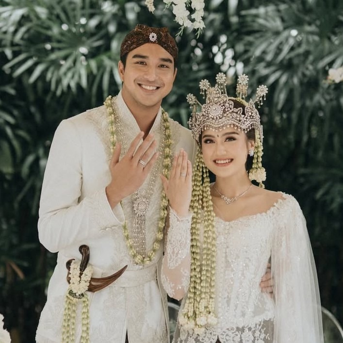 Kilauan Cincin Couple Frank & co. sebagai Pilihan Publik Figur