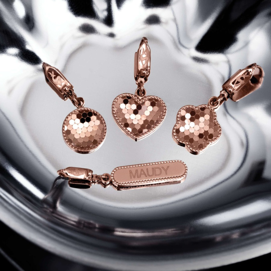 Paduan Charm yang Personal pada Gold Diamond Bracelet