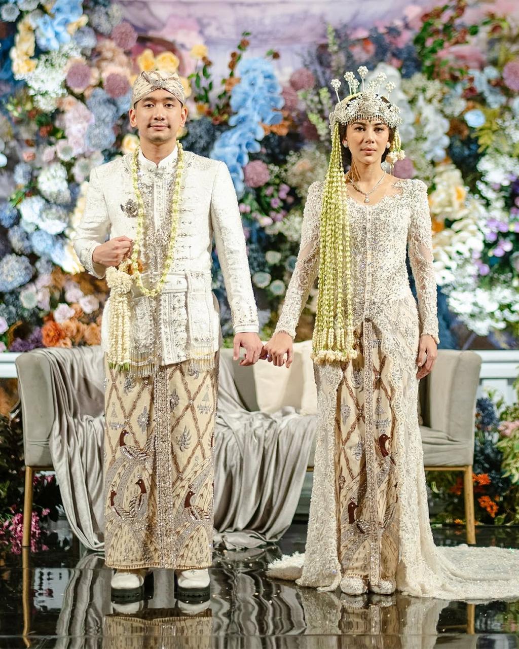 Adinda Thomas dengan Set Perhiasan Frank & co.