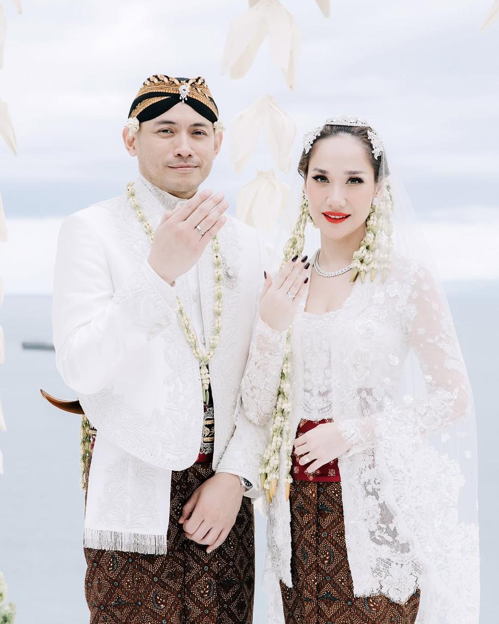 Cincin Nikah Bunga Citra Lestari dan Suami