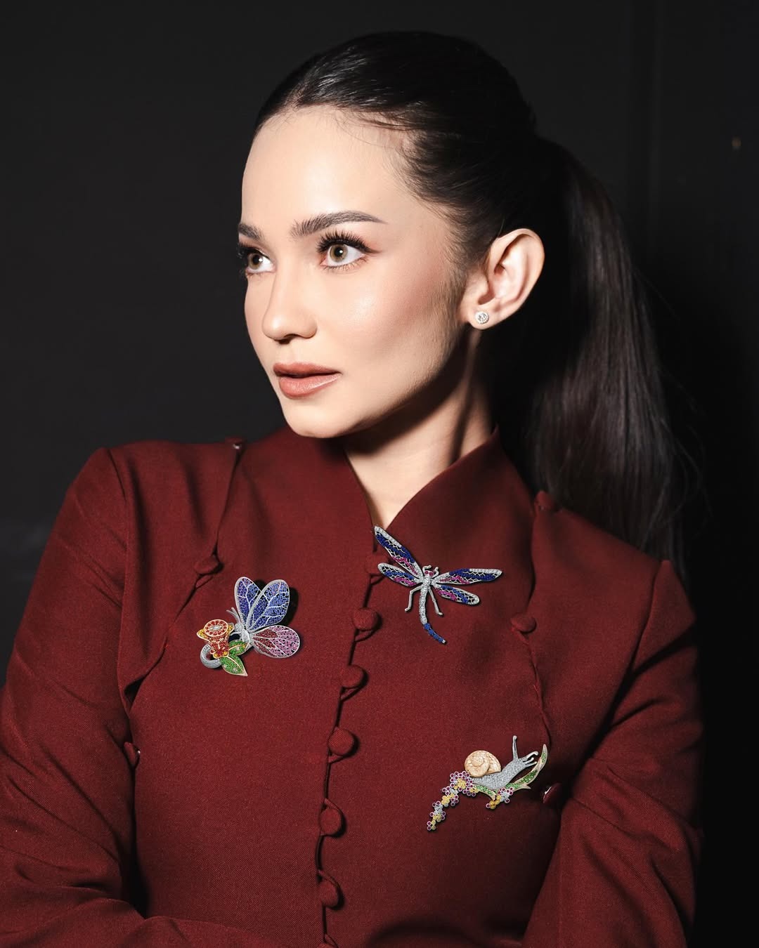 Enzy Storia Mengenakan Brooch MONDIAL Fantasy yang Memikat