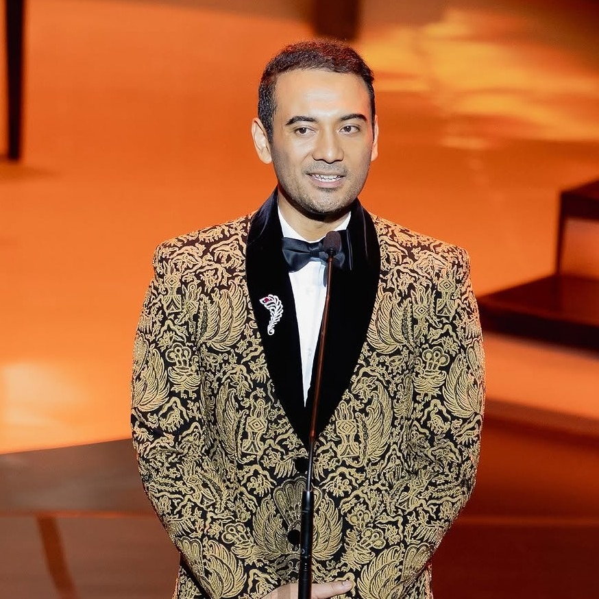 Ario Bayu dengan Fashion Pria Batik dan Men's Jewelry MONDIAL