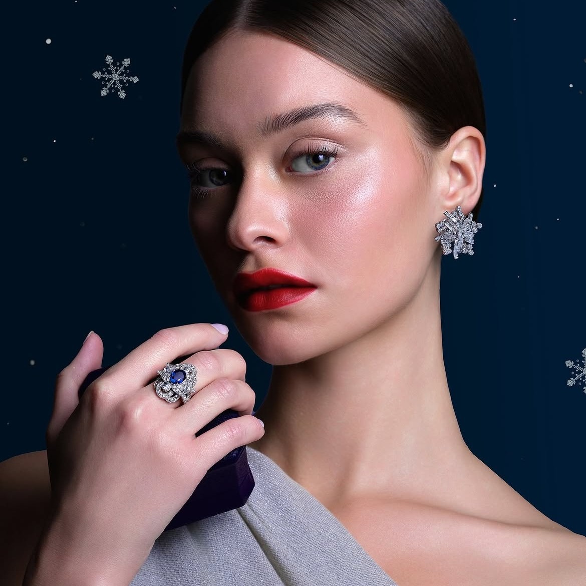 Styling Cincin Blue Sapphire dengan Kilau Natural Diamonds untuk Momen Istimewa