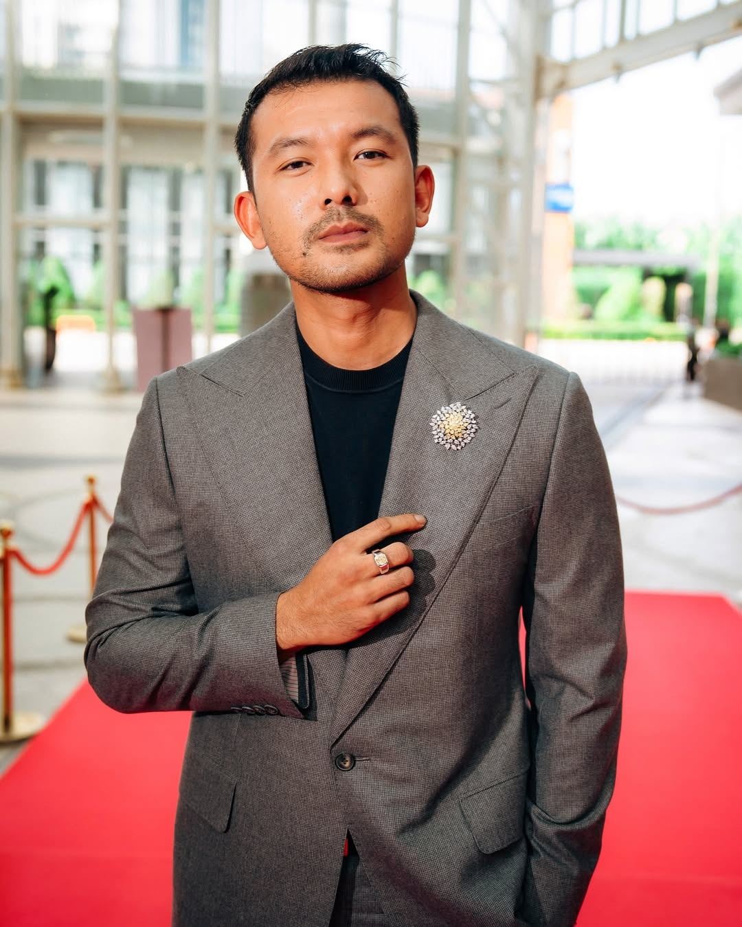 Kilauan Memikat Brooch MONDIAL yang Dipakai Rio Dewanto