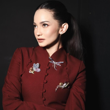 Brooch MONDIAL Sempurnakan Gaya Enzy Storia yang Memukau