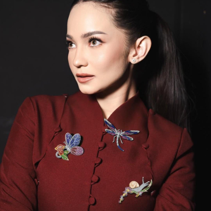 Penampilan Menawan Enzy dengan Brooch MONDIAL