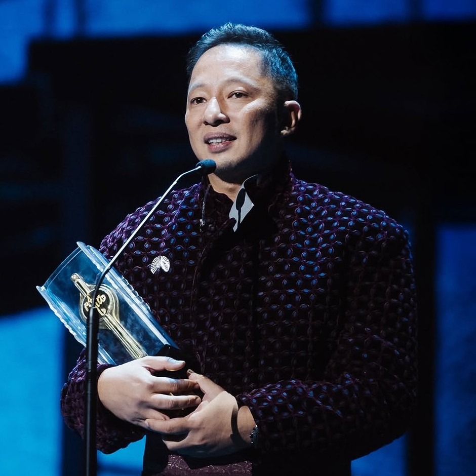 Ringgo Agus Rahman Pakai Beskap dan Bros Men's Jewelry MONDIAL